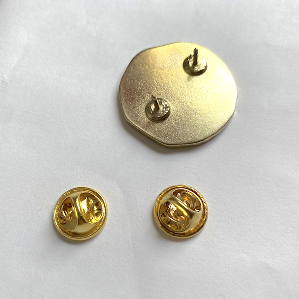 Pin metálico Concha