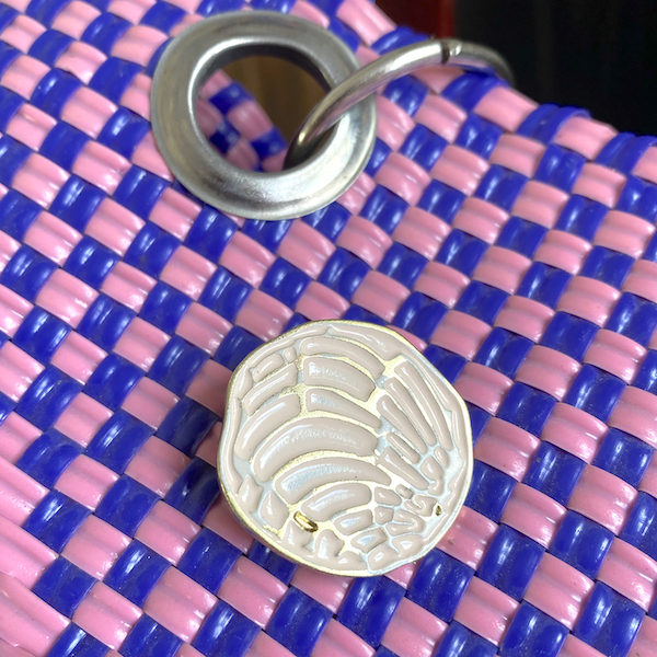 Pin metálico Concha